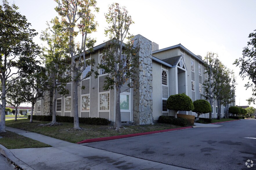 18837 Brookhurst St, Fountain Valley, CA à louer - Photo du bâtiment - Image 3 de 9