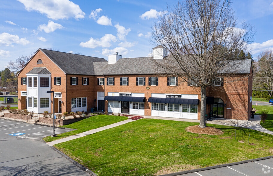 1053 Farmington Ave, Farmington, CT à louer - Photo du bâtiment - Image 2 de 2