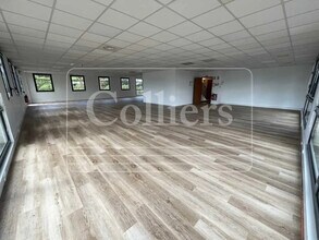 860 Rue René Descartes, Aix-en-Provence à louer Photo du bâtiment- Image 2 de 12