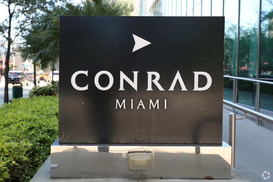 1395 Brickell Ave, Miami, FL à louer - Photo du bâtiment - Image 2 de 40
