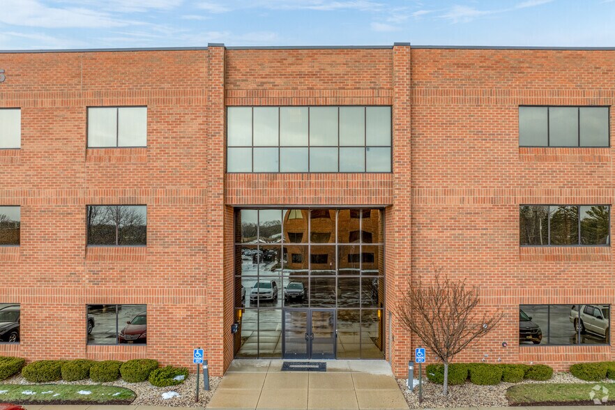 2725 S Moorland Rd, New Berlin, WI à louer - Photo du bâtiment - Image 3 de 5