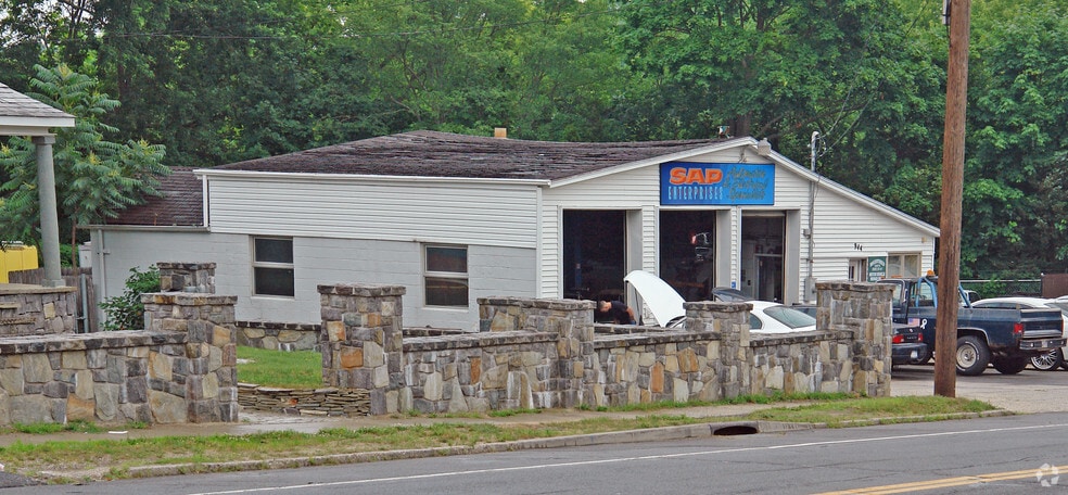 944 E Main St, Riverhead, NY for sale - Building Photo - Image 2 of 2