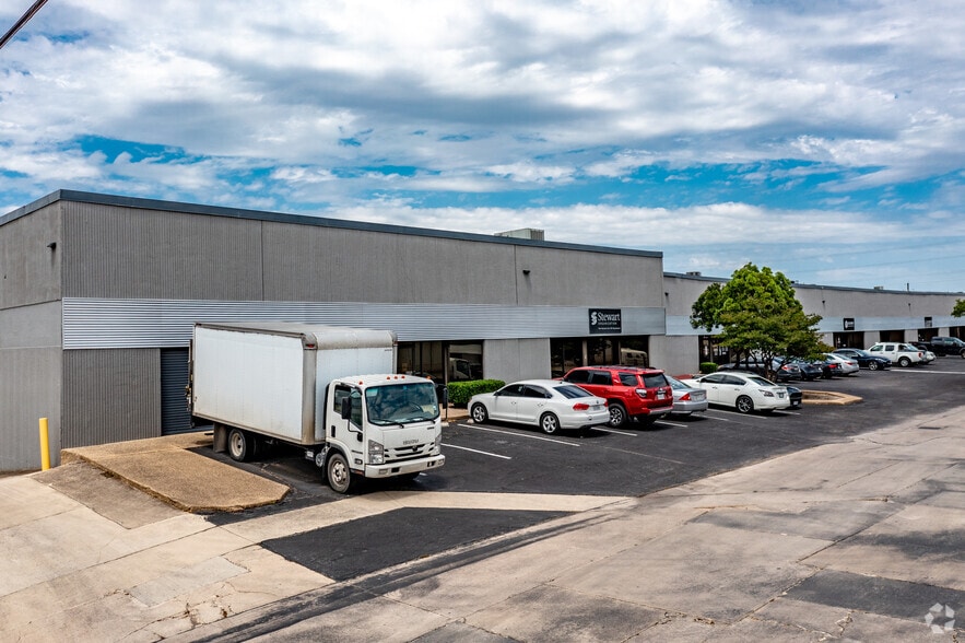 11905-11945 Starcrest Dr, San Antonio, TX for lease - Building Photo - Image 3 of 22