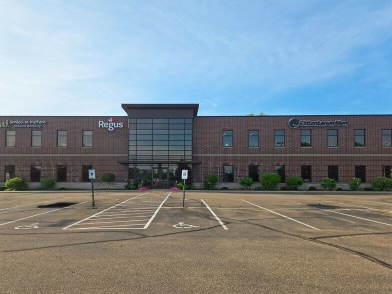 3402 Oakwood Mall Dr, Eau Claire, WI à louer - Photo du bâtiment - Image 2 de 9