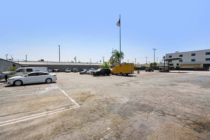 6007 S St Andrews Pl, Los Angeles, CA à louer - Photo du bâtiment - Image 2 de 3