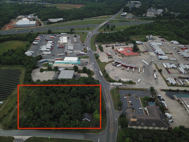 908 Jimmie Kerr Rd, Haw River, NC à vendre - Photo du bâtiment - Image 2 de 14