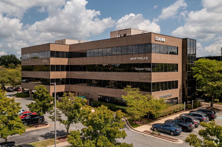 806 W Diamond Ave, Gaithersburg, MD à vendre - Photo du bâtiment - Image 2 de 4