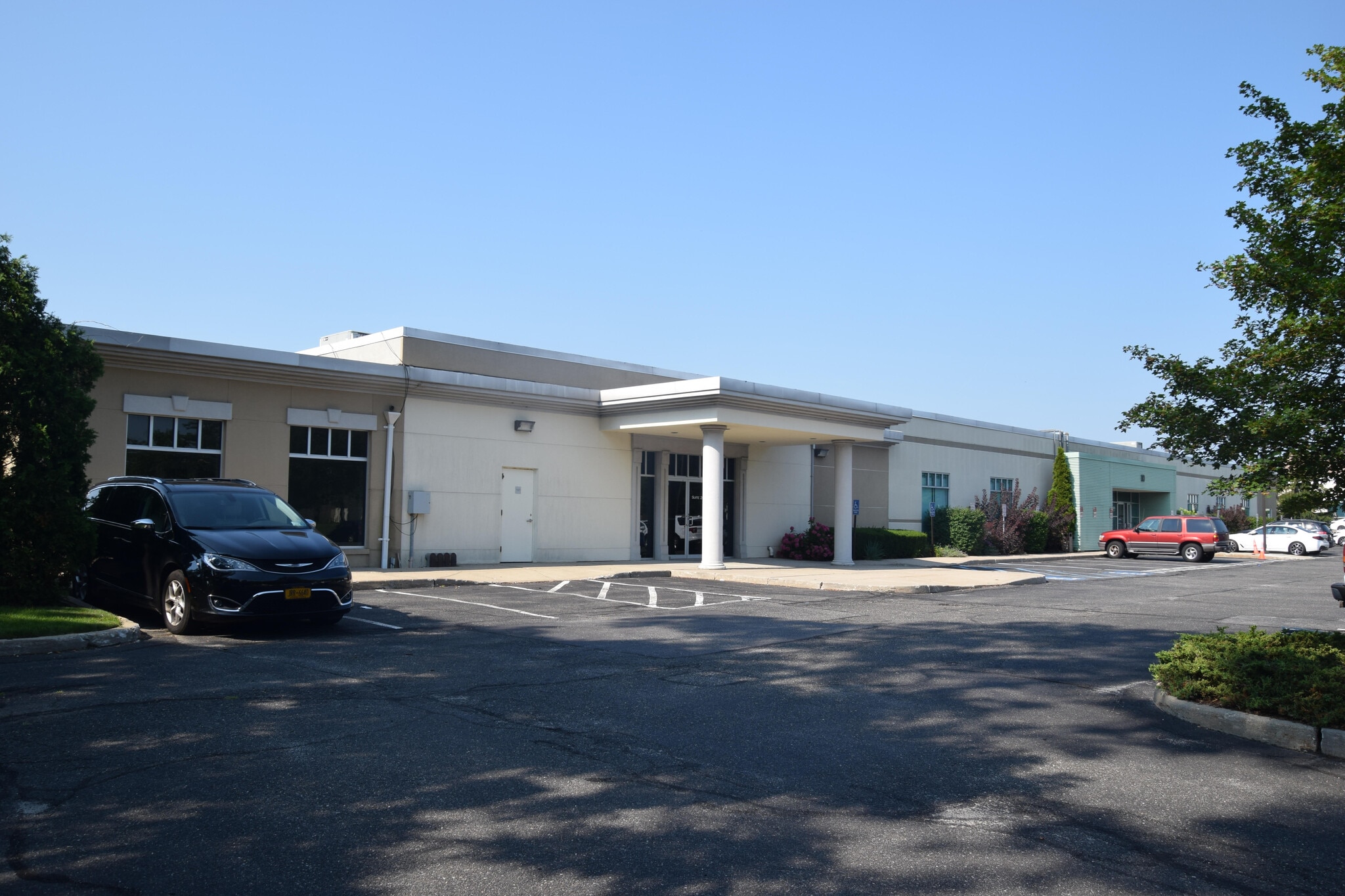 110 Marcus Blvd, Hauppauge, NY à louer Photo du bâtiment- Image 1 de 14