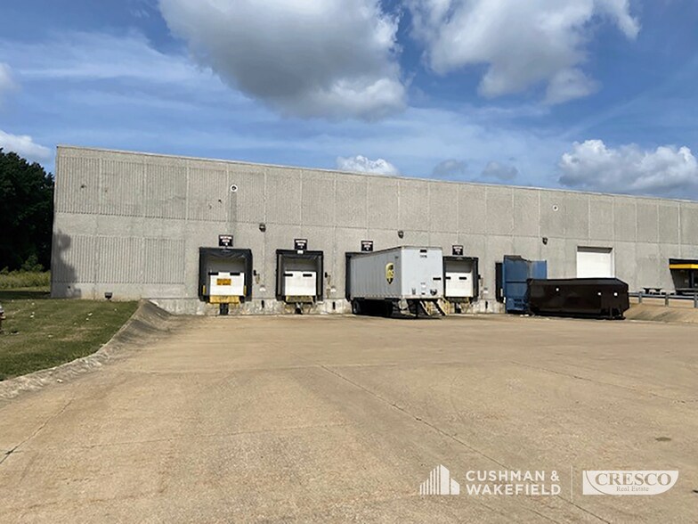 18105 Cleveland Pkwy Dr, Cleveland, OH à louer - Photo du bâtiment - Image 3 de 8