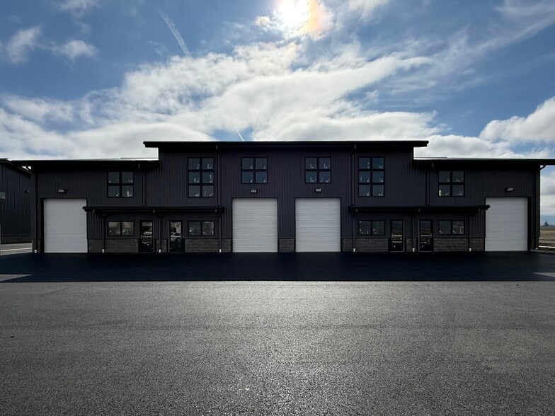 2016 Commerce, Medford, OR for lease - Building Photo - Image 3 of 11