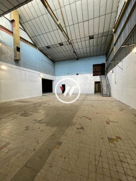 Flex in Vitrolles for lease - Interior Photo - Image 1 of 8