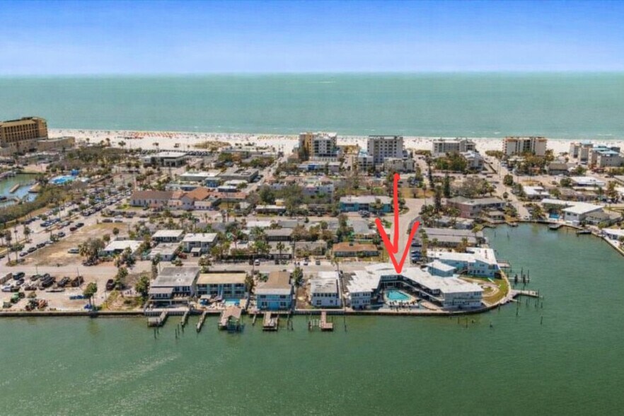 621 Bay Esplanade, Clearwater, FL à vendre - Photo du bâtiment - Image 2 de 27