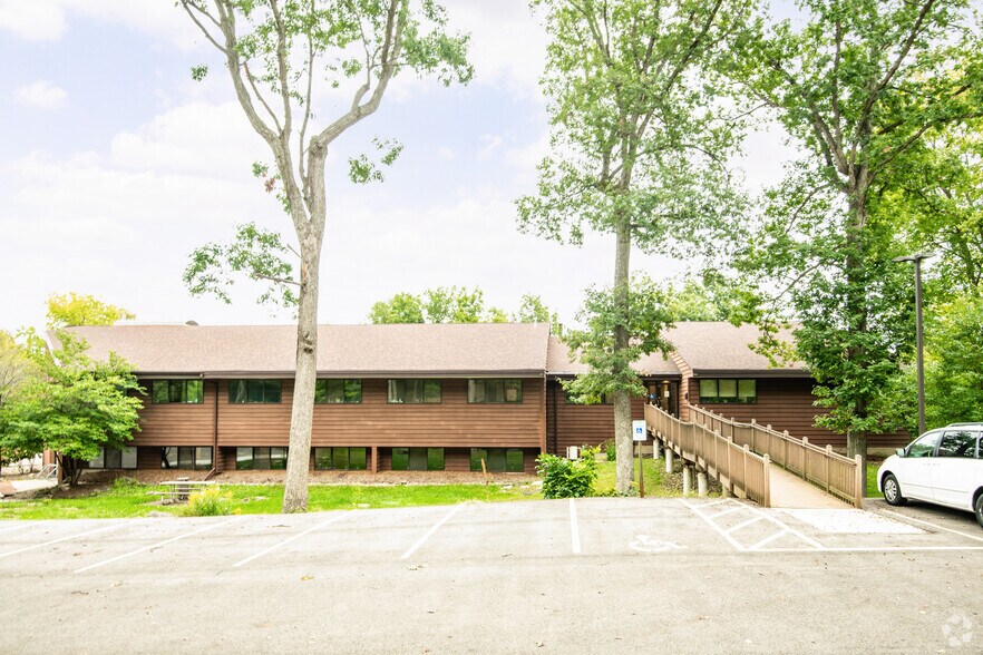 2702 International Ln, Madison, WI for lease - Building Photo - Image 2 of 5