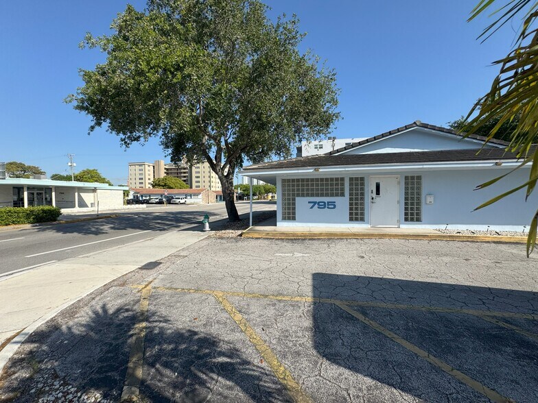795 S Federal Hwy, Hollywood, FL à louer - Photo du bâtiment - Image 3 de 19