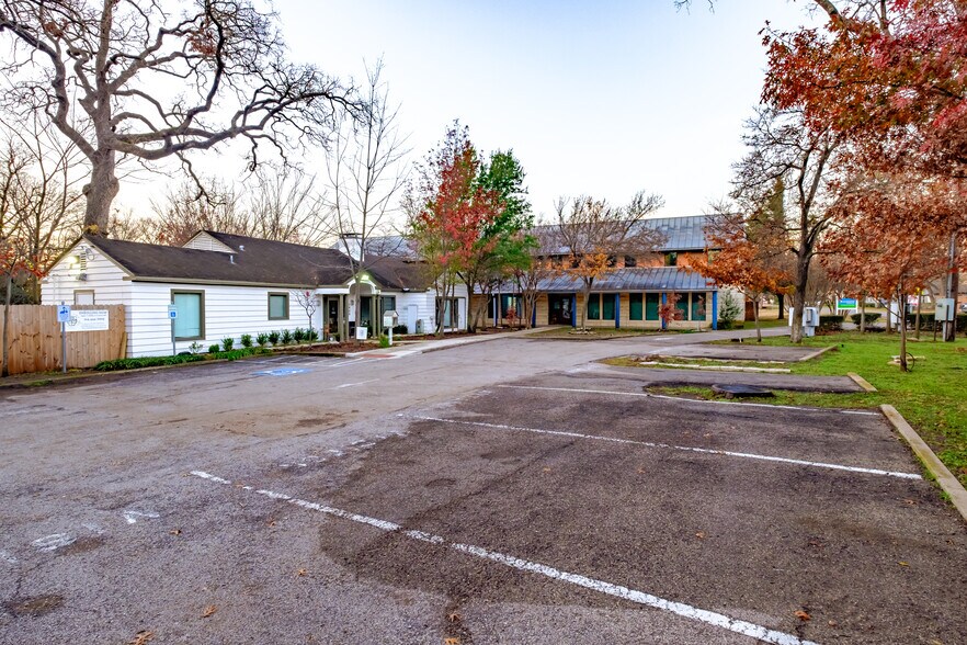 2400 Empire Central, Dallas, TX à louer - Photo du bâtiment - Image 2 de 20