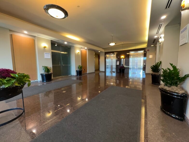 4031 University Dr, Fairfax, VA for lease - Lobby - Image 2 of 5