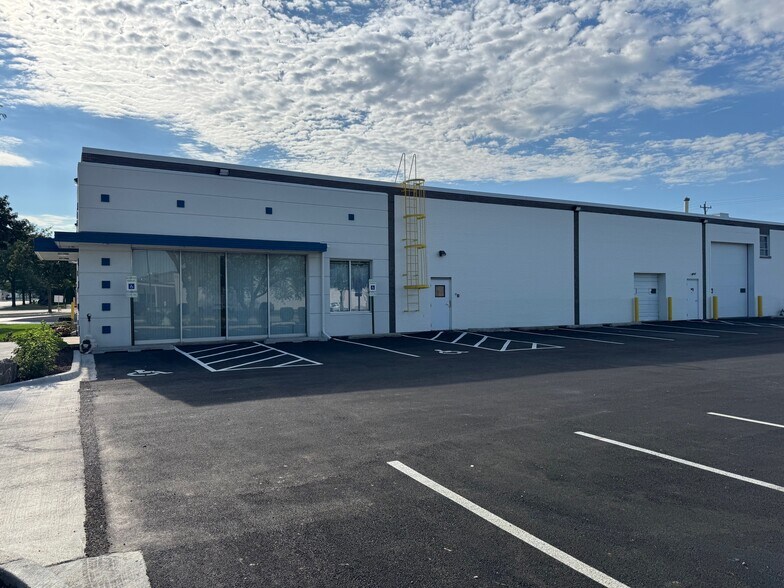 1090 Pratt Blvd, Elk Grove Village, IL for lease - Building Photo - Image 2 of 5