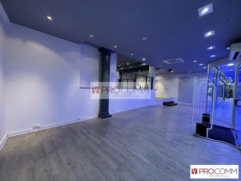 Retail in Chartres for lease - Interior Photo - Image 2 of 7