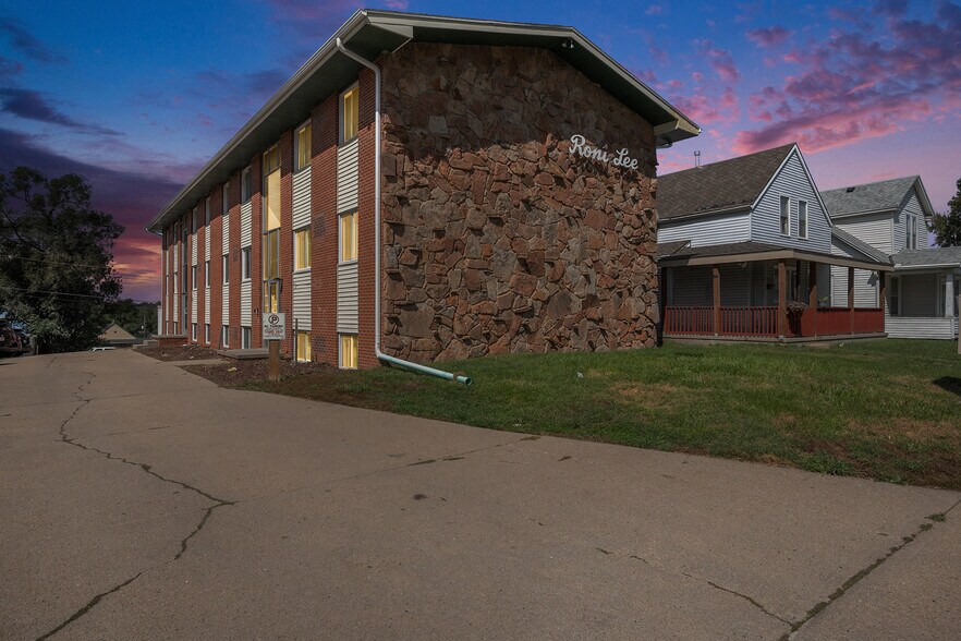 4422 S 25th St, Omaha, NE à vendre - Photo du bâtiment - Image 2 de 26