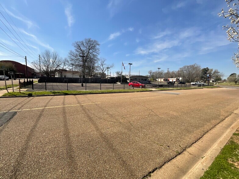208 E Grand Ave, Marshall, TX à vendre - Photo du bâtiment - Image 2 de 4