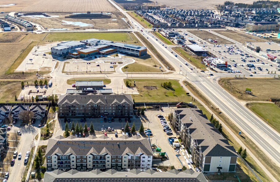 338 Crystal Creek Blvd, Leduc, AB à vendre - Photo du bâtiment - Image 2 de 5