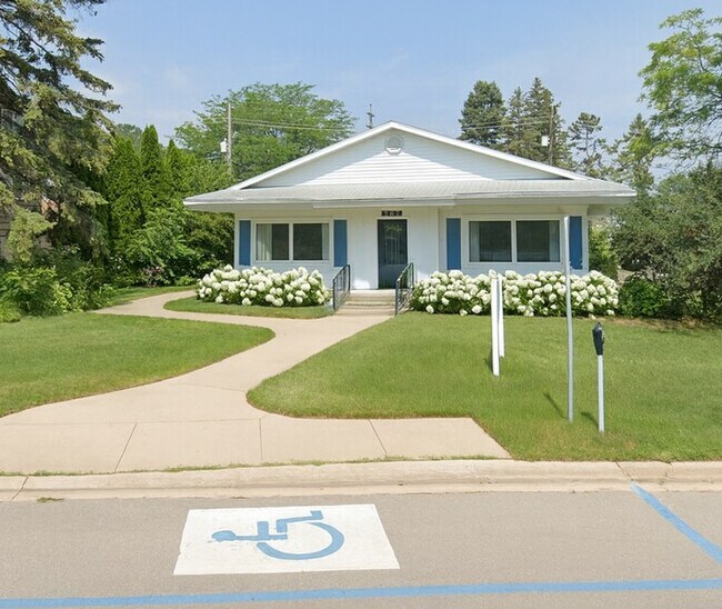 More details for 207 Circle Dr, Traverse City, MI - Office for Sale