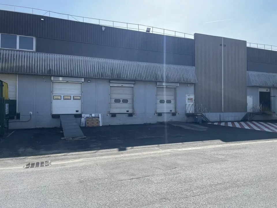 Industrial in Stains for lease Building Photo- Image 1 of 9