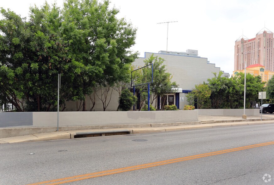 1116 E Houston St, San Antonio, TX à louer - Photo du bâtiment - Image 3 de 8