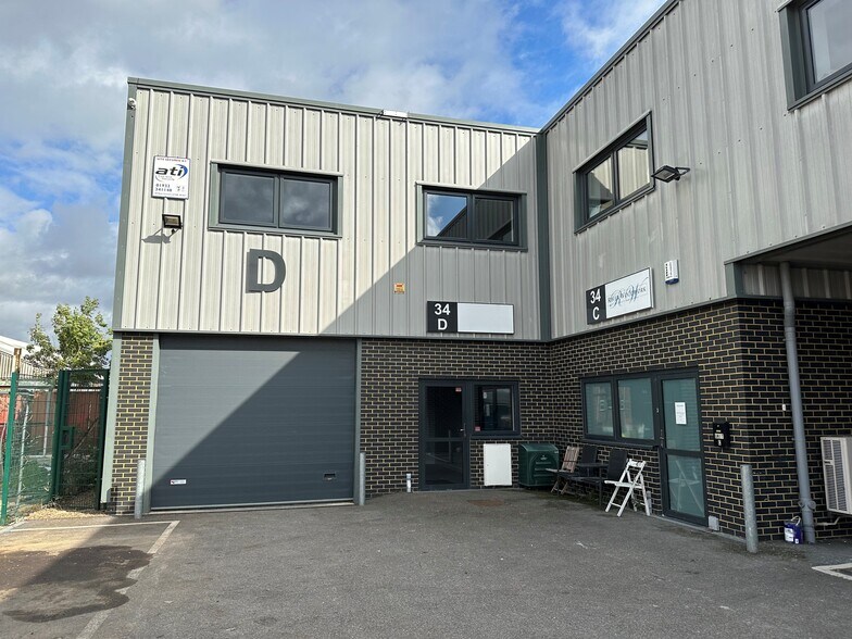 Central Ave, West Molesey à louer - Photo du bâtiment - Image 2 de 6