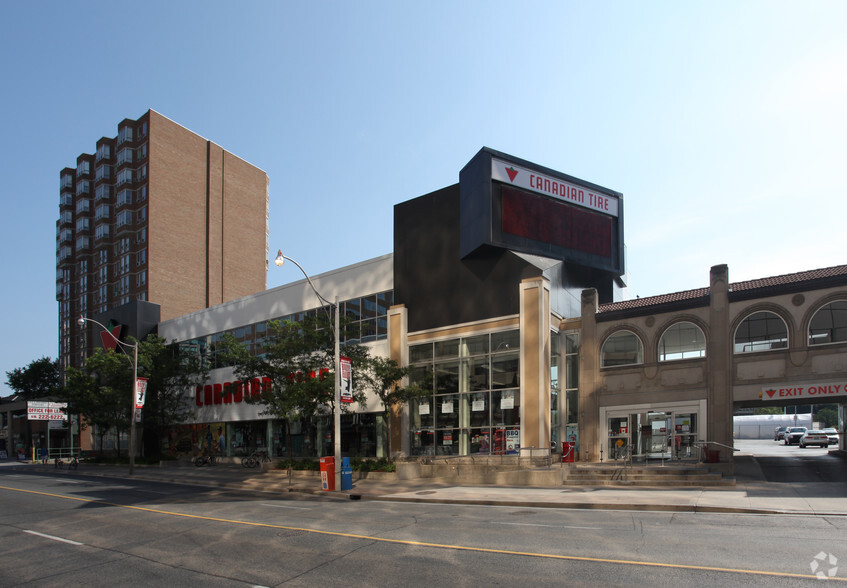 893 Yonge St, Toronto, ON à louer - Photo principale - Image 1 de 2