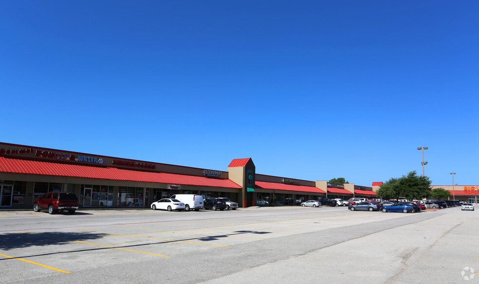 1326-1392 W Main St, Lewisville, TX à louer - Photo du bâtiment - Image 2 de 14