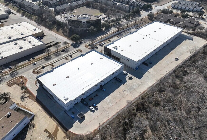 420 Oakbend Dr, Lewisville, TX à louer - Photo du bâtiment - Image 3 de 5