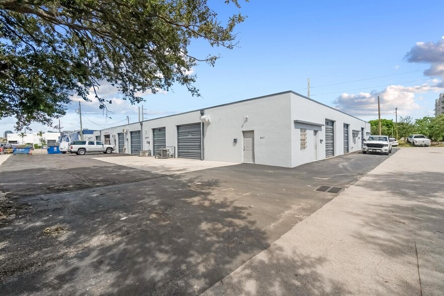 201-215 SW 21st St, Fort Lauderdale, FL for lease - Primary Photo - Image 2 of 36
