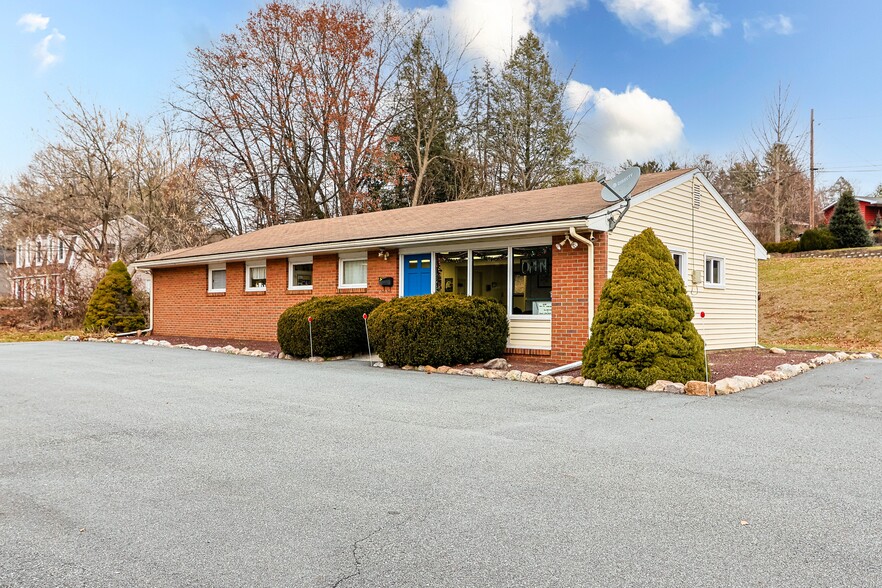 110 W Main St, Clinton, NJ for sale - Primary Photo - Image 1 of 17