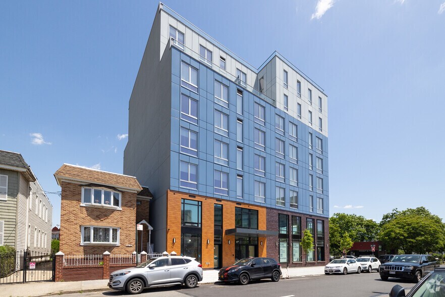 132-77 Metropolitan Avenue, Kew Gardens, NY à louer - Photo du bâtiment - Image 3 de 14