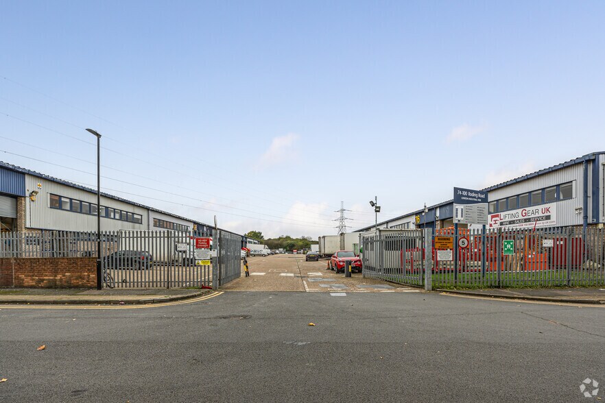 90-100 Roding Rd, Londres à louer - Photo du bâtiment - Image 3 de 3
