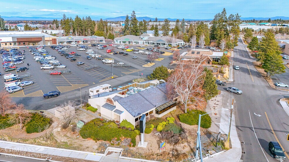 30 NE Bend River Mall Dr, Bend, OR à louer - Photo du bâtiment - Image 3 de 12