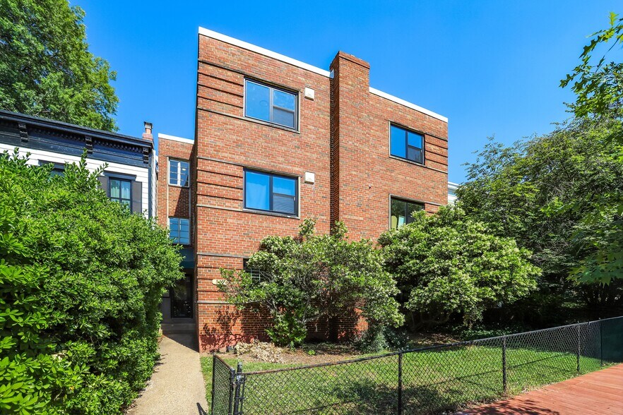 525 7th St NE, Washington, DC à vendre - Photo du bâtiment - Image 1 de 17