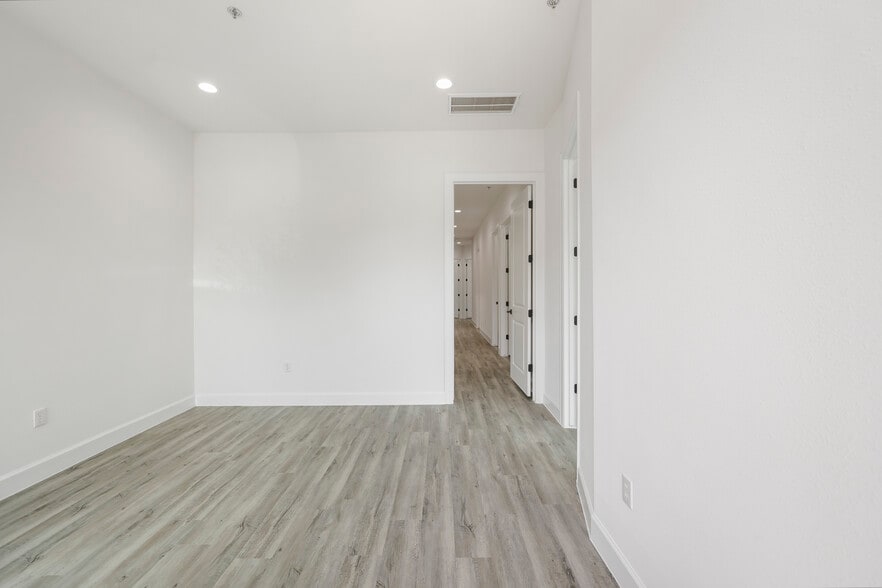 284 Ed English Dr, Shenandoah, TX for sale - Interior Photo - Image 3 of 58