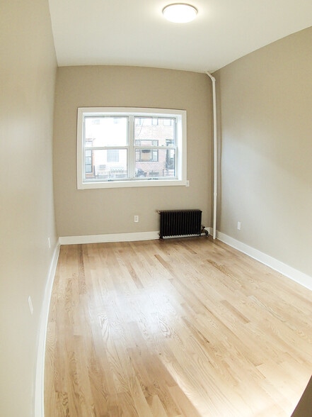 561 Fairview Ave, Ridgewood, NY for sale - Interior Photo - Image 3 of 15