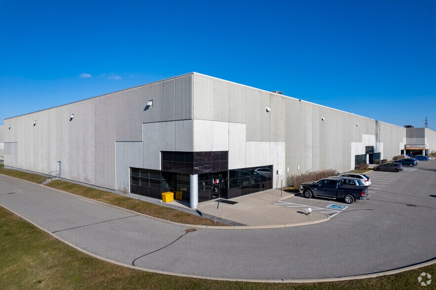 1000 Thornton Rd S, Oshawa, ON à louer - Photo du bâtiment - Image 2 de 5
