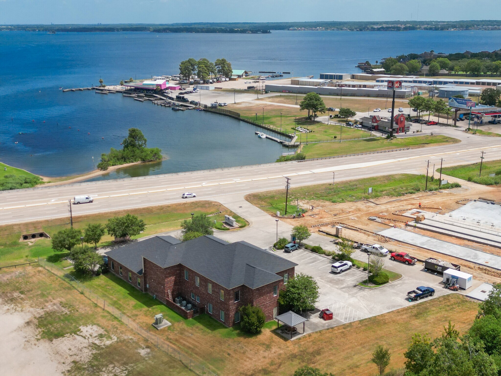 14729 Highway 105 W, Montgomery, TX à louer Photo du bâtiment- Image 1 de 15