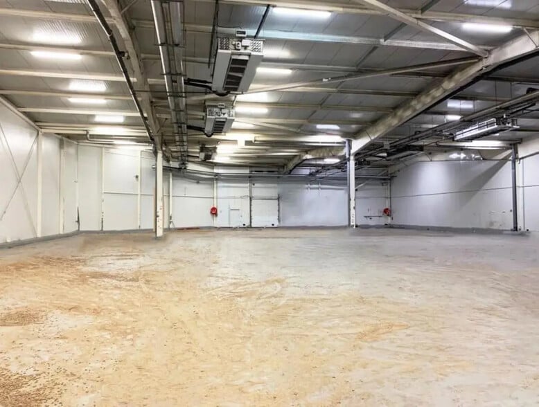 Flex in Orly for lease - Interior Photo - Image 3 of 5