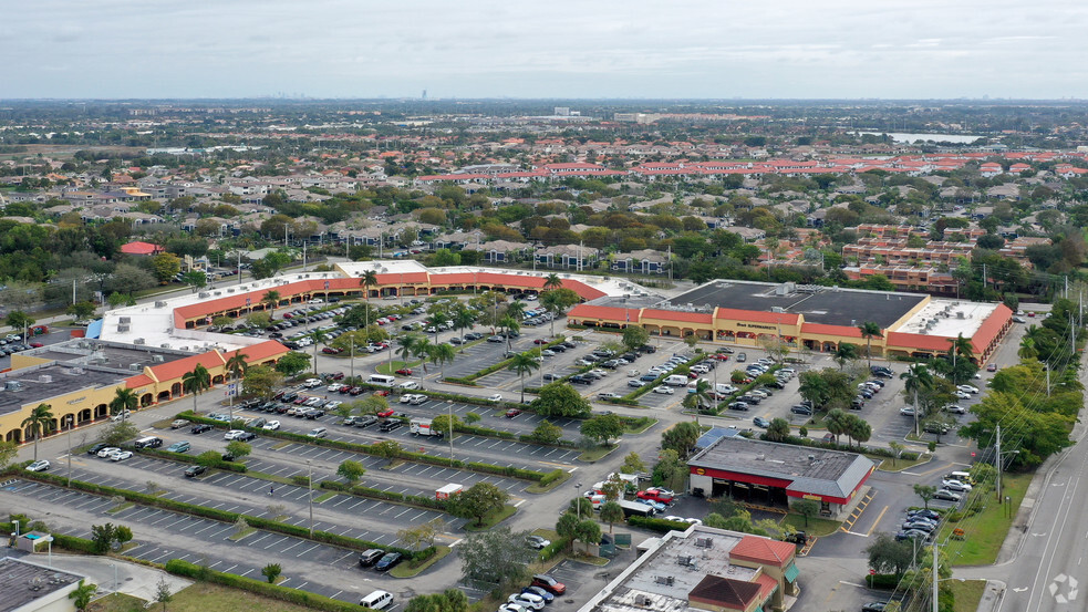 12105-12305 Pembroke Rd, Pembroke Pines, FL à vendre - Photo principale - Image 1 de 1