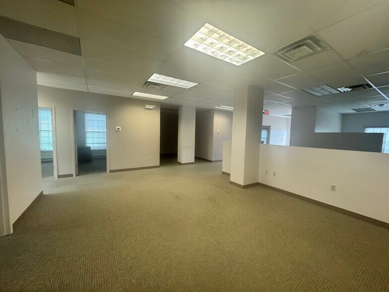 360 Grove St, Bridgewater, NJ à louer - Photo du bâtiment - Image 3 de 5