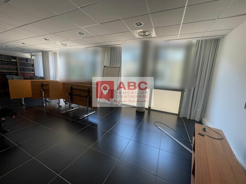 Bureau dans Mauguio à louer - Photo du bâtiment - Image 2 de 11