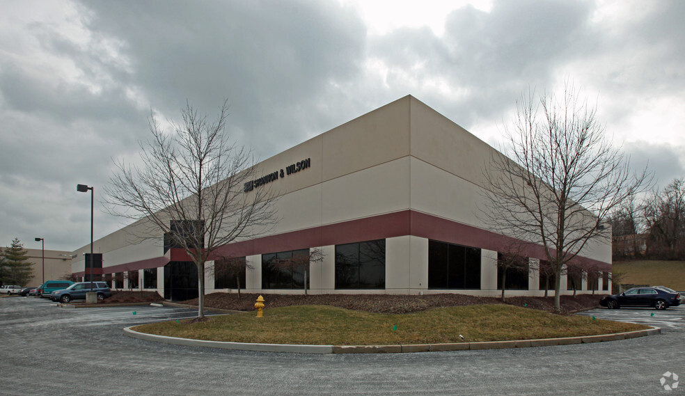 2033-2043 Westport Center Dr, Saint Louis, MO for lease - Primary Photo - Image 1 of 6