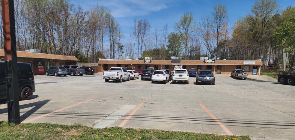 1102-1104 W Fairfield Rd, High Point, NC for lease - Building Photo - Image 3 of 6