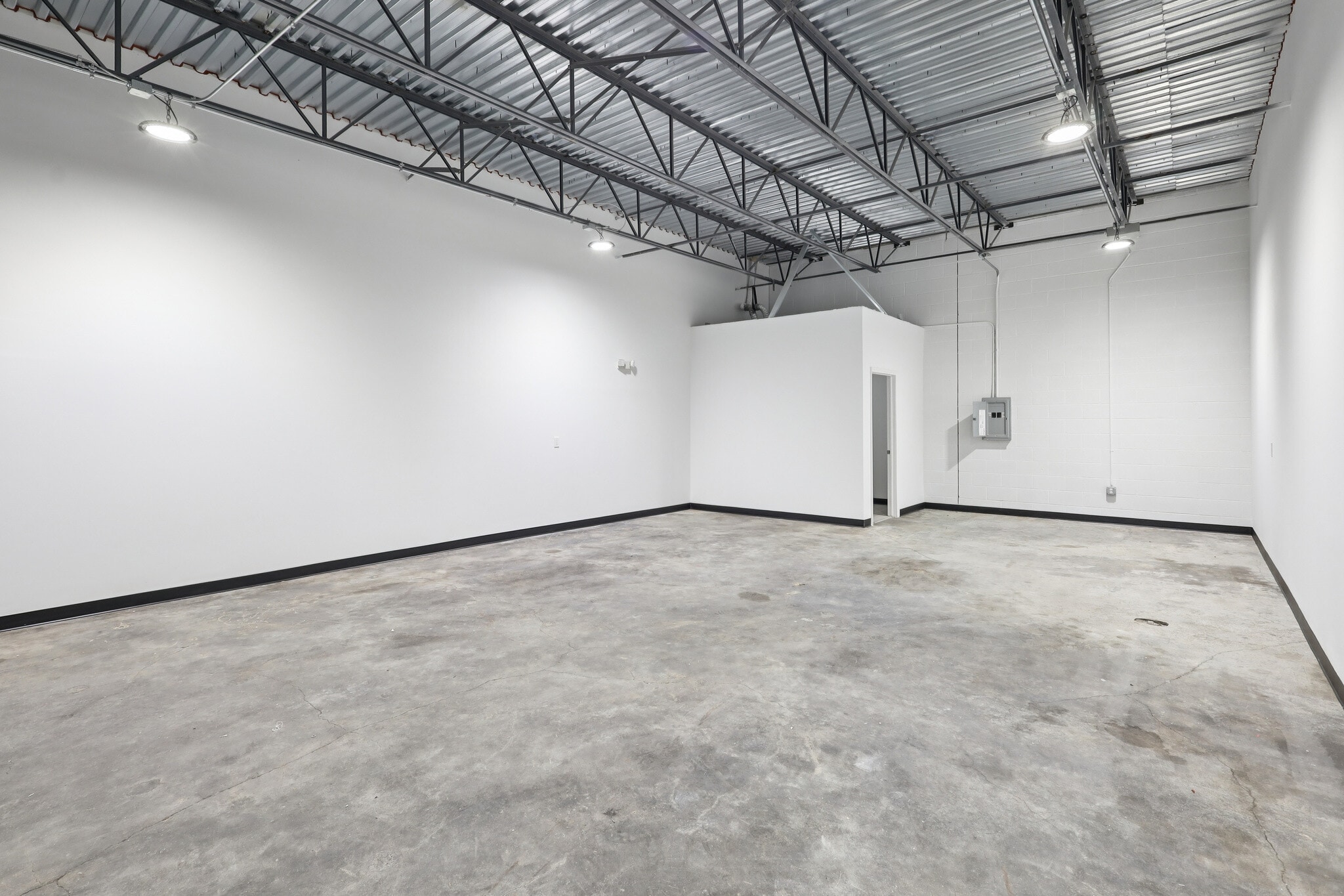 1105 Colorado Ln, Arlington, TX for lease Interior Photo- Image 1 of 6