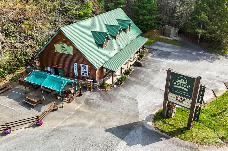 10932 Rosman Hwy, Lake Toxaway, NC à vendre - Photo du bâtiment - Image 3 de 13